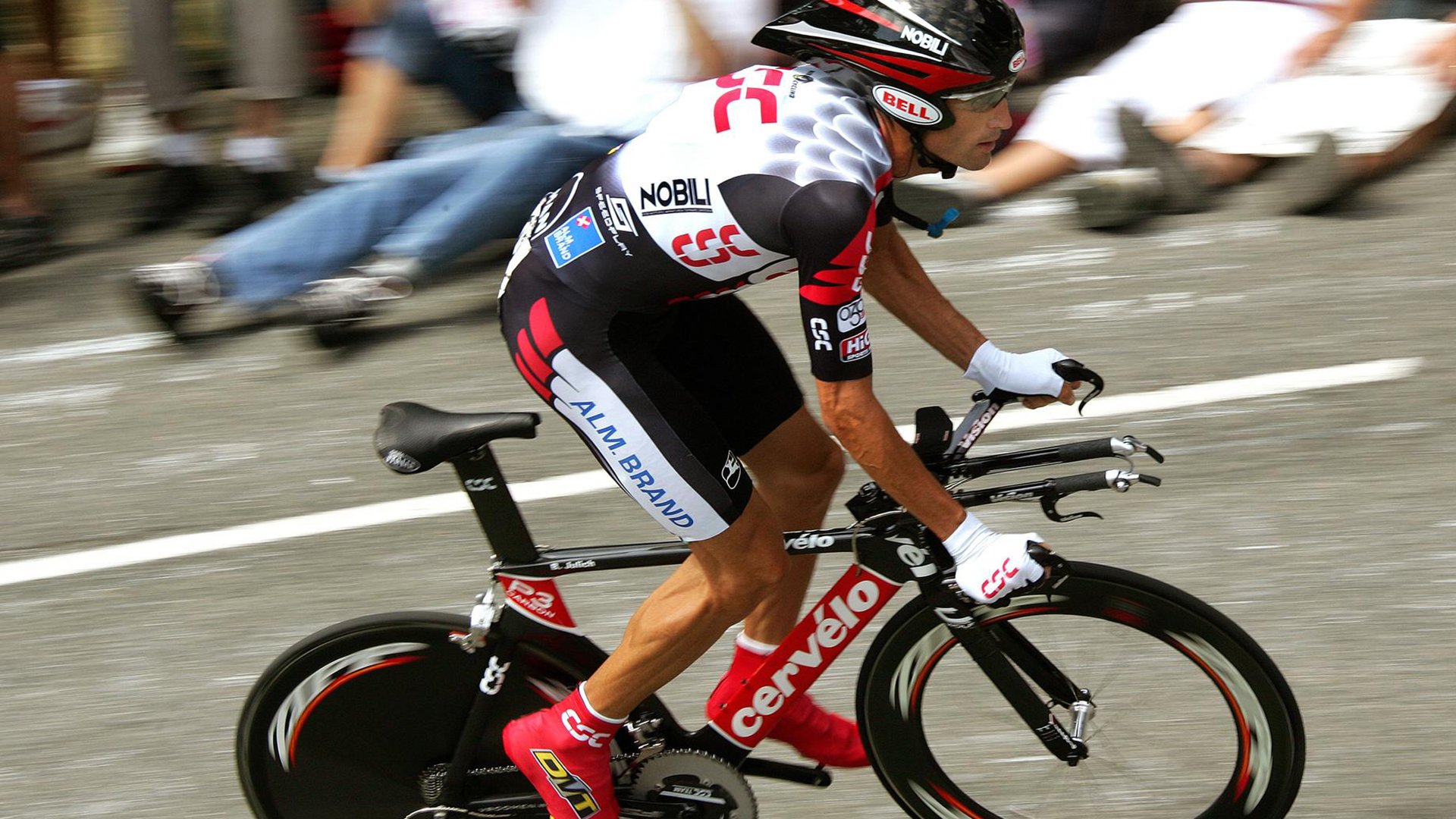 “三叉湖水上救生赛：选手在水中展开与时间赛跑的较量”